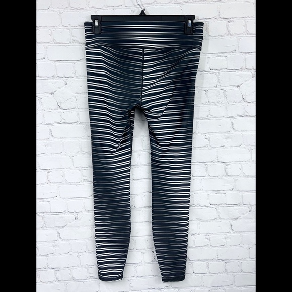 🔥2/$10 |•GAP•| Gap Fit Metal Streaks Striped Leggings Medium • Length 29 - Picture 3 of 9